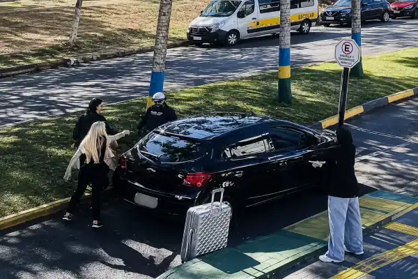 Motorista de aplicativo é preso por importunação sexual após perguntar “Quer sentar?” à passageira