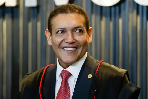Kássio Nunes Marques envia representação ao MP sobre filiação de Flávio Bolsonaro ao Missão
