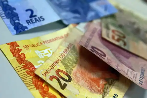 DIs longos avançam cerca de 40 pontos-base na semana com foco no cenário fiscal
