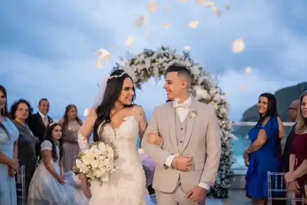 Perlla anuncia separação do marido e cantora pode ter sido pivô