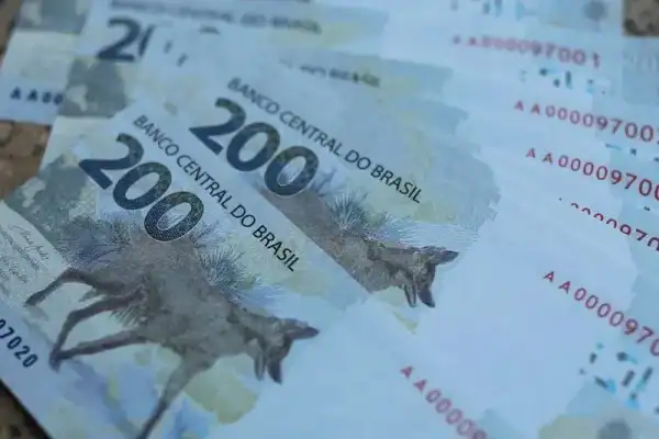 DIs recuam com dados de atividade, mas alta do petróleo freia queda no mercado de juros