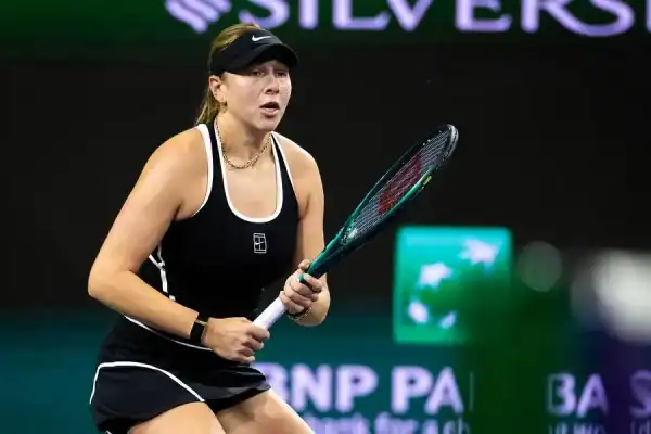 Amanda Anisimova é flagrada tomando bebida com espuma e web especula cerveja