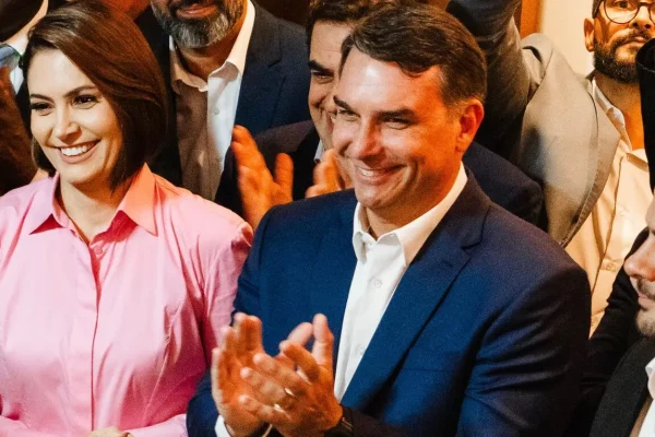Michelle Bolsonaro sobe em palanque com adversário de Celina e pede votos para Flávio
