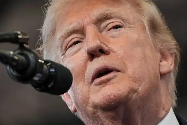 Trump enfrenta novo recorde de rejeição e desaprovação chega a 65% nos EUA