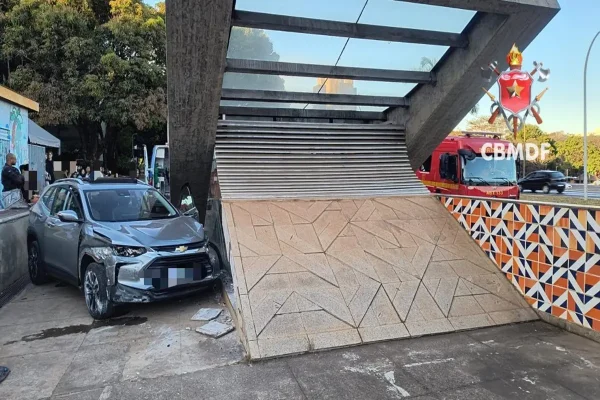 Veículo invade calçada e atropela pedestre na entrada da estação 102 Sul do Metrô-DF