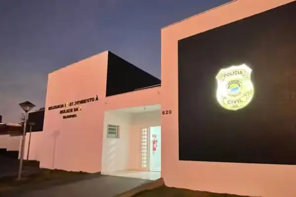 Homem de 77 anos é preso em Dourados por atrair adolescente com doces e celular para abuso