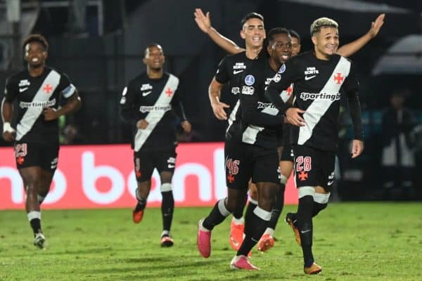 Vasco vira, goleia o Olímpia e avança às quartas da Sul-Americana