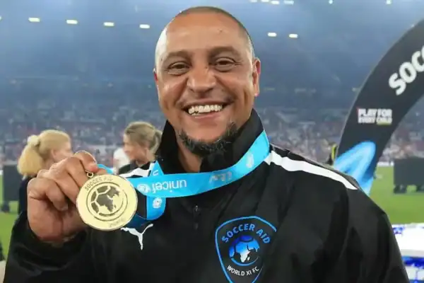 Roberto Carlos nega conversão ao islã e destaca respeito à fé da esposa