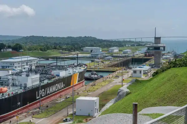 Canal do Panamá restringe trânsito diário por previsão de El Niño severo