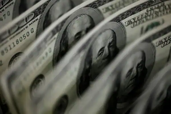 Dólar sobe novamente com ameaça de Trump ao Irã e encerra perto de R$ 5,20