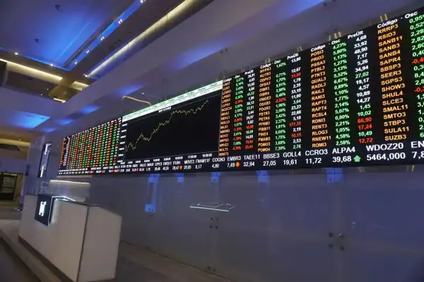 Ibovespa cai na semana, mas registra melhor pregão desde 30/7 com apoio externo e eleições