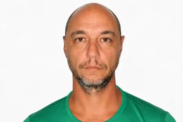 Pai flagrado agredindo filha de 6 anos permanece detido