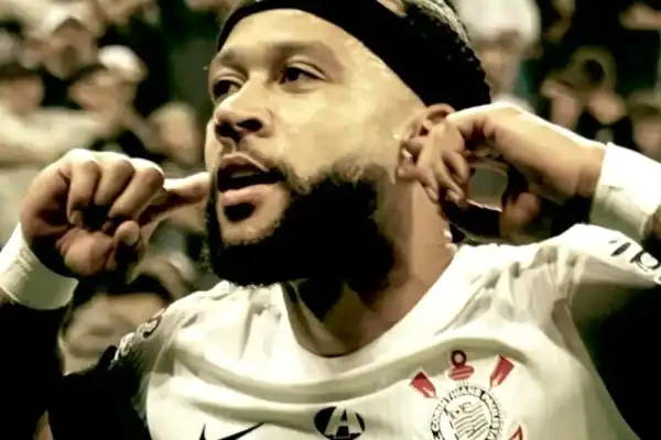 Memphis exibe sede em chamas, faz críticas e é punido pelo Corinthians