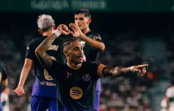 Raphinha marca dois e aciona assistência na goleada do Barcelona sobre o Elche em LaLiga