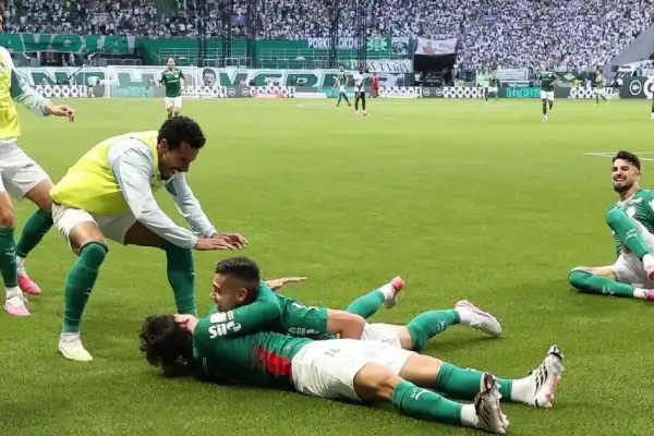 Palmeiras desperta no 2º tempo, goleia o Vasco e amplia liderança no Brasileirão
