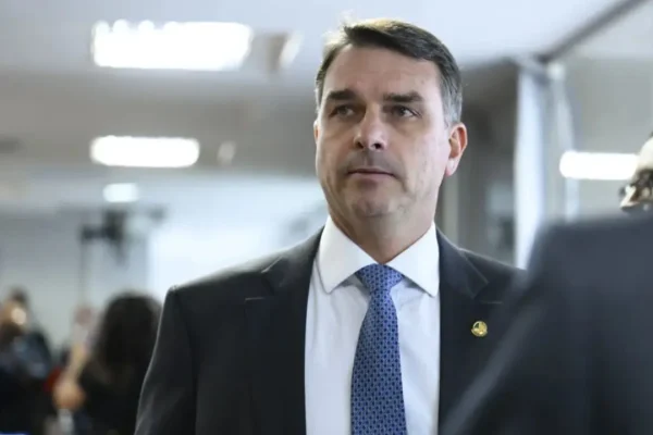 Flávio Bolsonaro cita Daniella Marques como modelo para seu eventual ministério