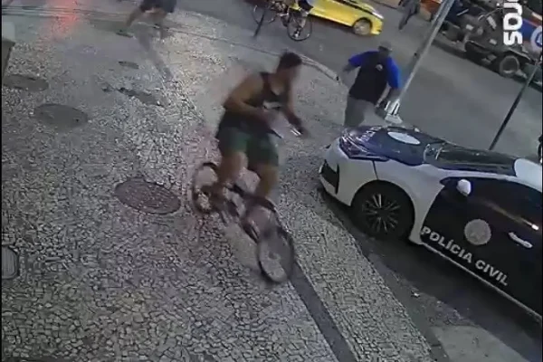 Preso por espancamento em Copacabana depõe usando bicicleta da vítima