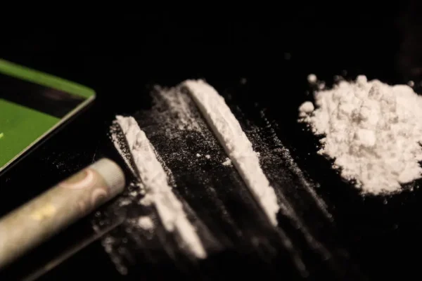 Policial da PM de Alagoas é preso após ser filmado cheirando cocaína no glúteo de mulher