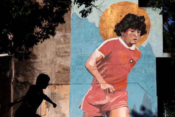 Bola usada no gol da ‘mão de Deus’ de Maradona é leiloada por mais de R$ 17 milhões