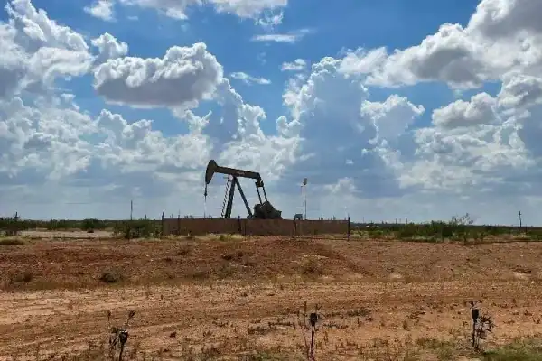 Petróleo cai após novas sanções dos EUA ao Irã e tráfego reduzido no Estreito de Ormuz