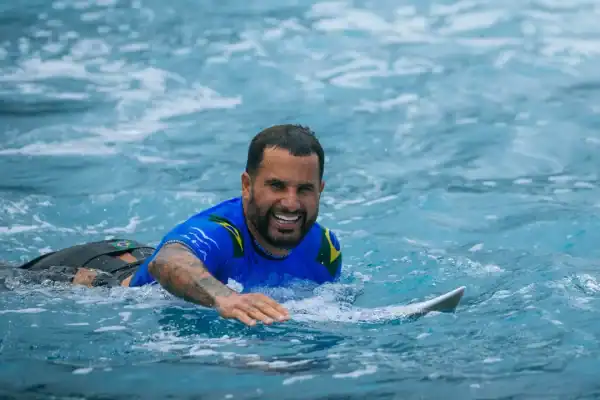 Italo Ferreira leva cinco pontos no nariz após acidente durante preparação para Etapa de Fiji da WSL