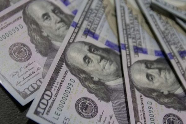 Dólar registra leve alta e volta a R$ 5,15 com foco na inflação dos EUA