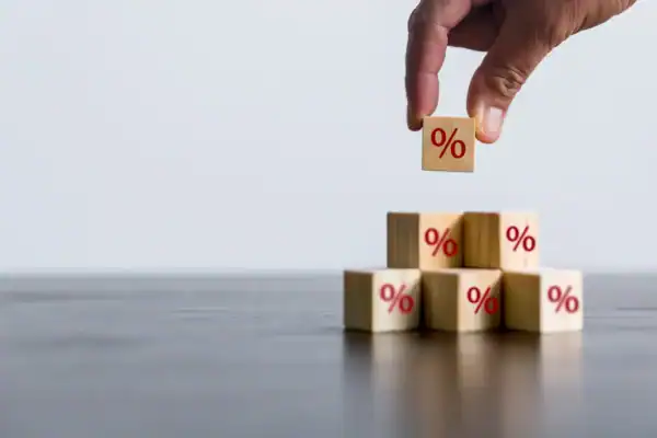 XP antecipa cortes da Selic e reduz previsão para taxa terminal de 2026 de 14% para 13,25%