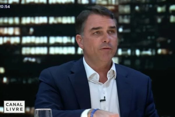 Flávio Bolsonaro nega acreditar no aquecimento global