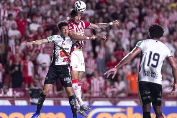 Náutico tira proveito da expulsão adversária, vira sobre o Athletic e se aproxima do G-6 da Série B