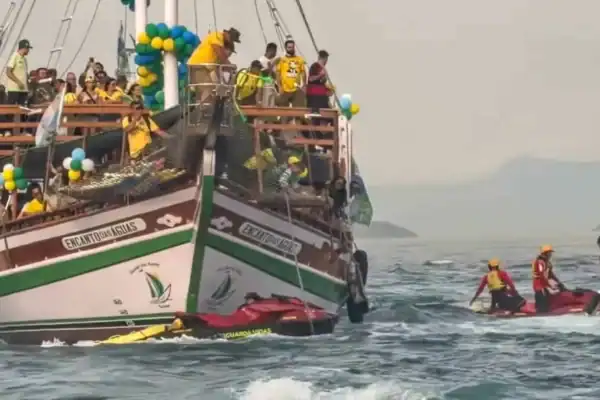 Embarcação colide com jet ski de bombeiros em evento de Flávio Bolsonaro em Angra dos Reis