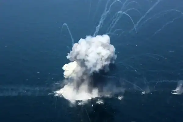 Projétil atinge navio-tanque no Estreito de Ormuz; sem vítimas registradas