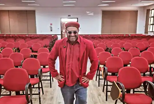 Ex-membro do Pânico recorda cancelamento por ser gay de direita