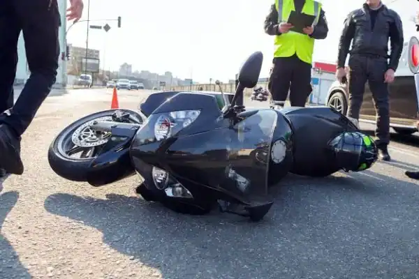 Jovem de 18 anos perde controle de motocicleta e morre em acidente grave