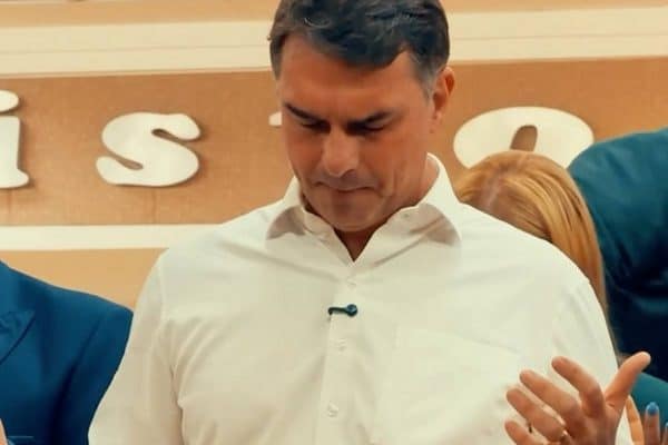 Flávio Bolsonaro estende liderança em rejeição sobre Lula nas eleições, diz pesquisa