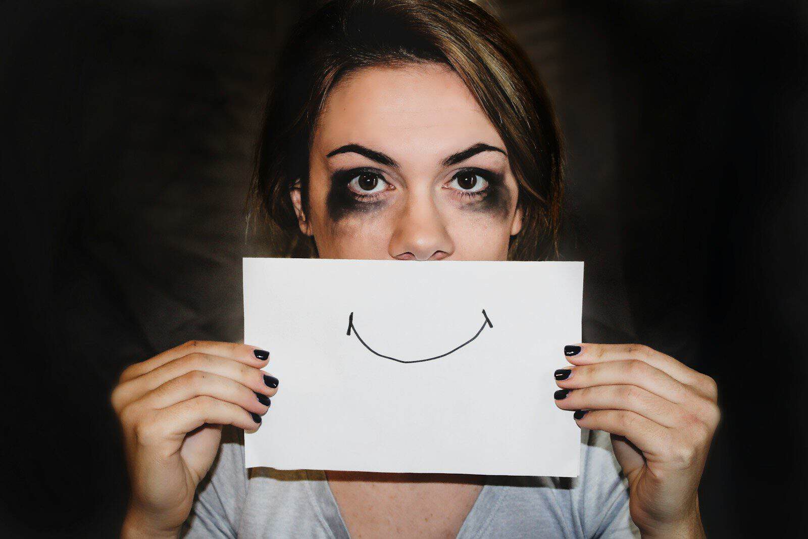 A maneira de reagir diante de uma crítica também pode revelar aspectos emocionais (Créditos: Unsplash / Sydney Latham)