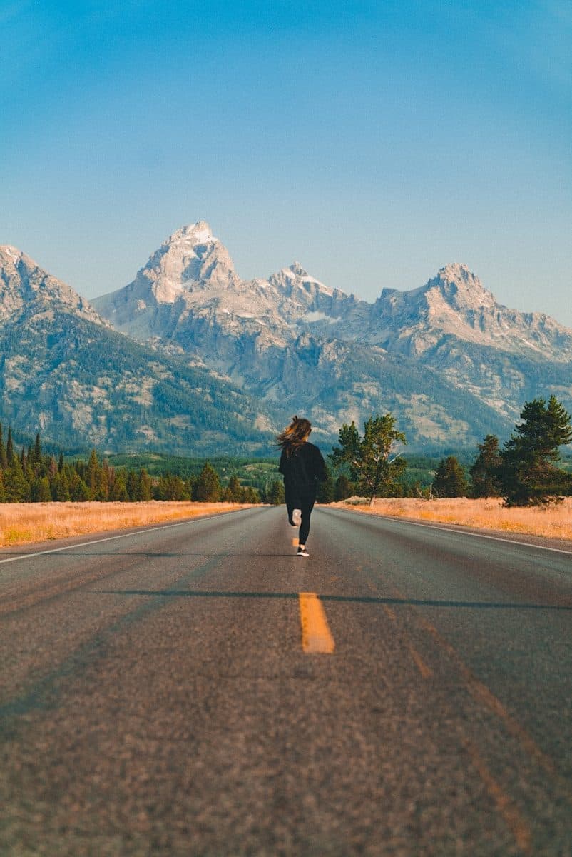 Corridas rápidas exigem mais do corpo em menos tempo. (Créditos: Unsplash / Josh Gordon)