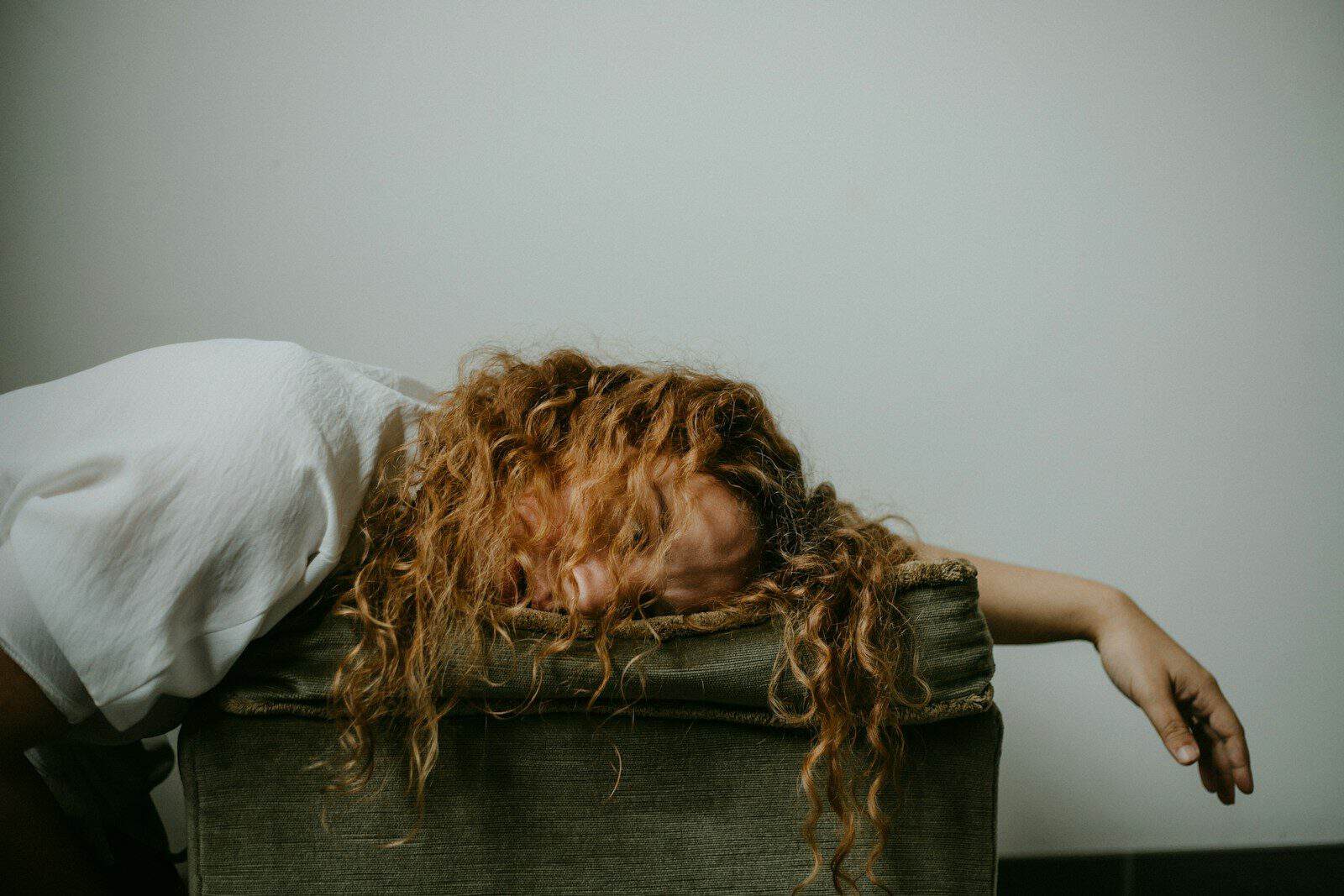 O momento do descanso também pode fazer diferença para o sono (Créditos: Unsplash / Sinitta Leunen)