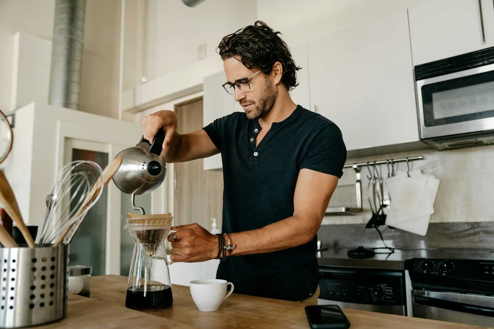 Evitar estímulos logo ao acordar pode ajudar a começar o dia com mais tranquilidade. (Créditos: Unsplash / Oveth Martinez)