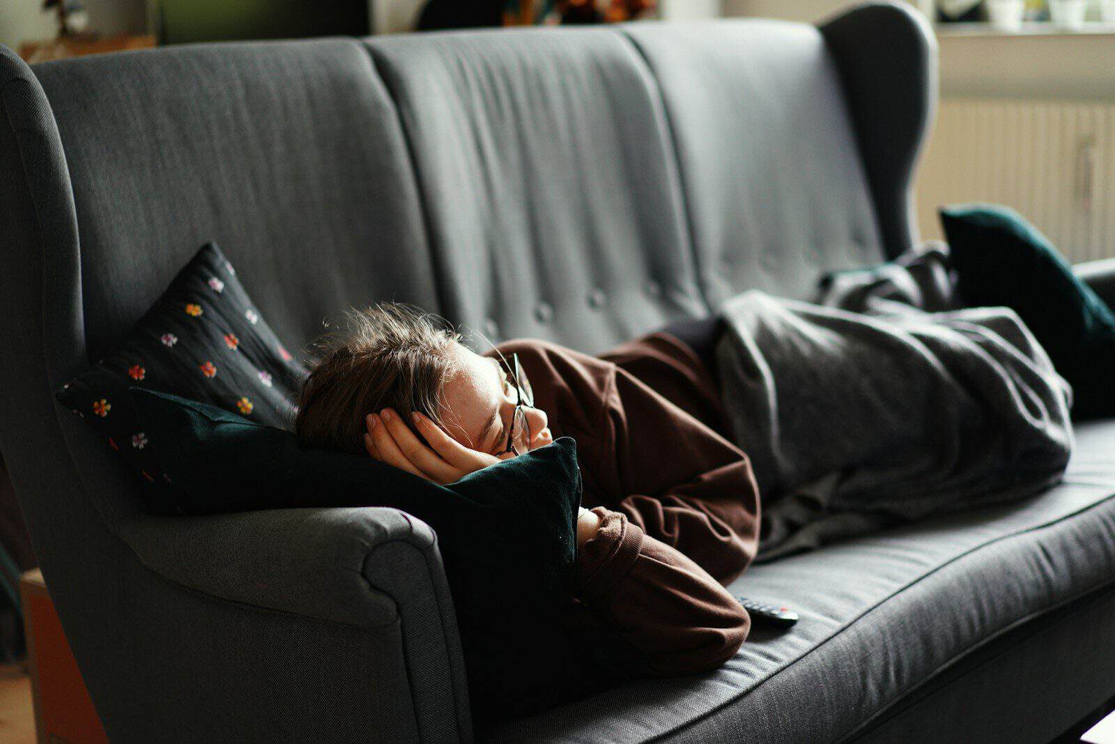 Descansar durante o dia pode ajudar na recuperação da atenção (Créditos: Unsplash / Adrian Swancar)
