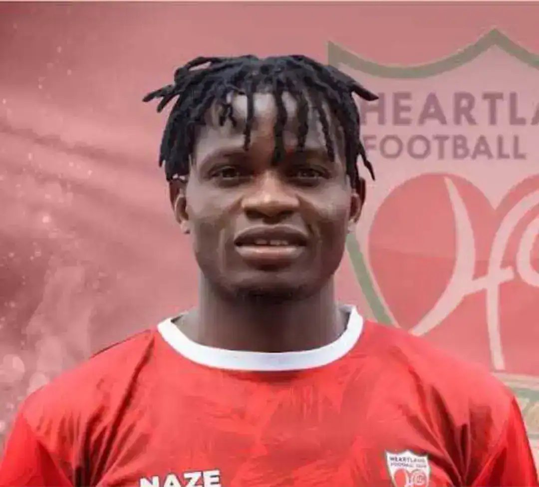 O jogador de 27 anos, que atua como zagueiro em campo, desmaiou durante um amistoso de pré-temporada contra o Niger Tornadoes, e os médicos chegaram a declarar a morte dele. Horas depois, porém, ele apresentou sinais de movimento no necrotério, e os funcionários o levaram às pressas de volta para um hospital. (Foto: Instagram)