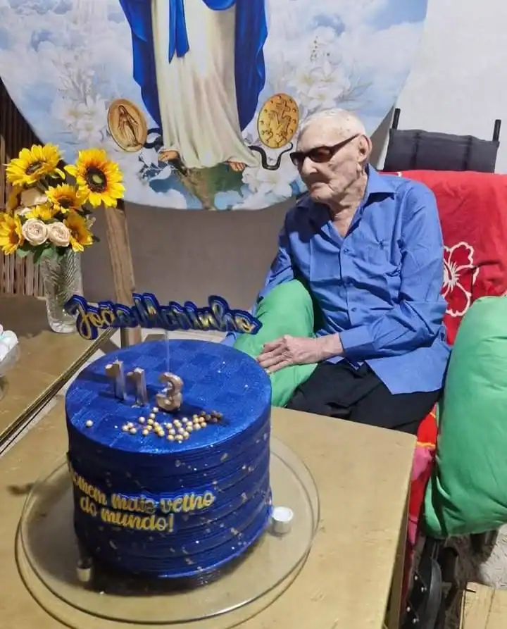 Ele, inclusive, já foi casado duas vezes e tem seis filhos vivos, 22 netos, 15 bisnetos e três trinetos. O então homem mais velho do mundo, John Tinniswood, morreu no último dia 25 em Southport, Merseyside, Inglaterra, com 112 anos e 91 dias. (Foto: Guinness World Records)