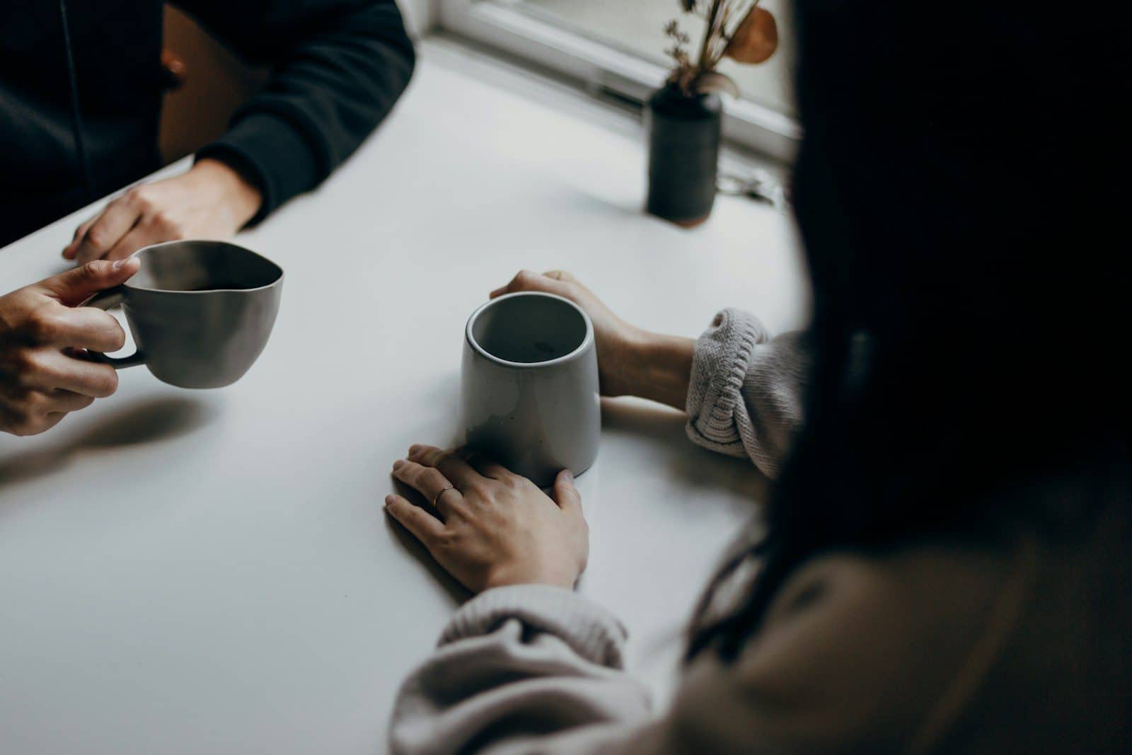 O café continua sendo um dos alimentos mais estudados na nutrição. (Créditos: Unsplash / Priscilla Du Preez 🇨🇦)