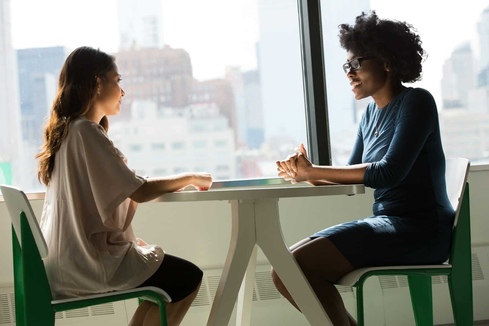 Conversas equilibradas estimulam o entendimento entre as pessoas. (Créditos: Unsplash / Christina @ wocintechchat.com M)