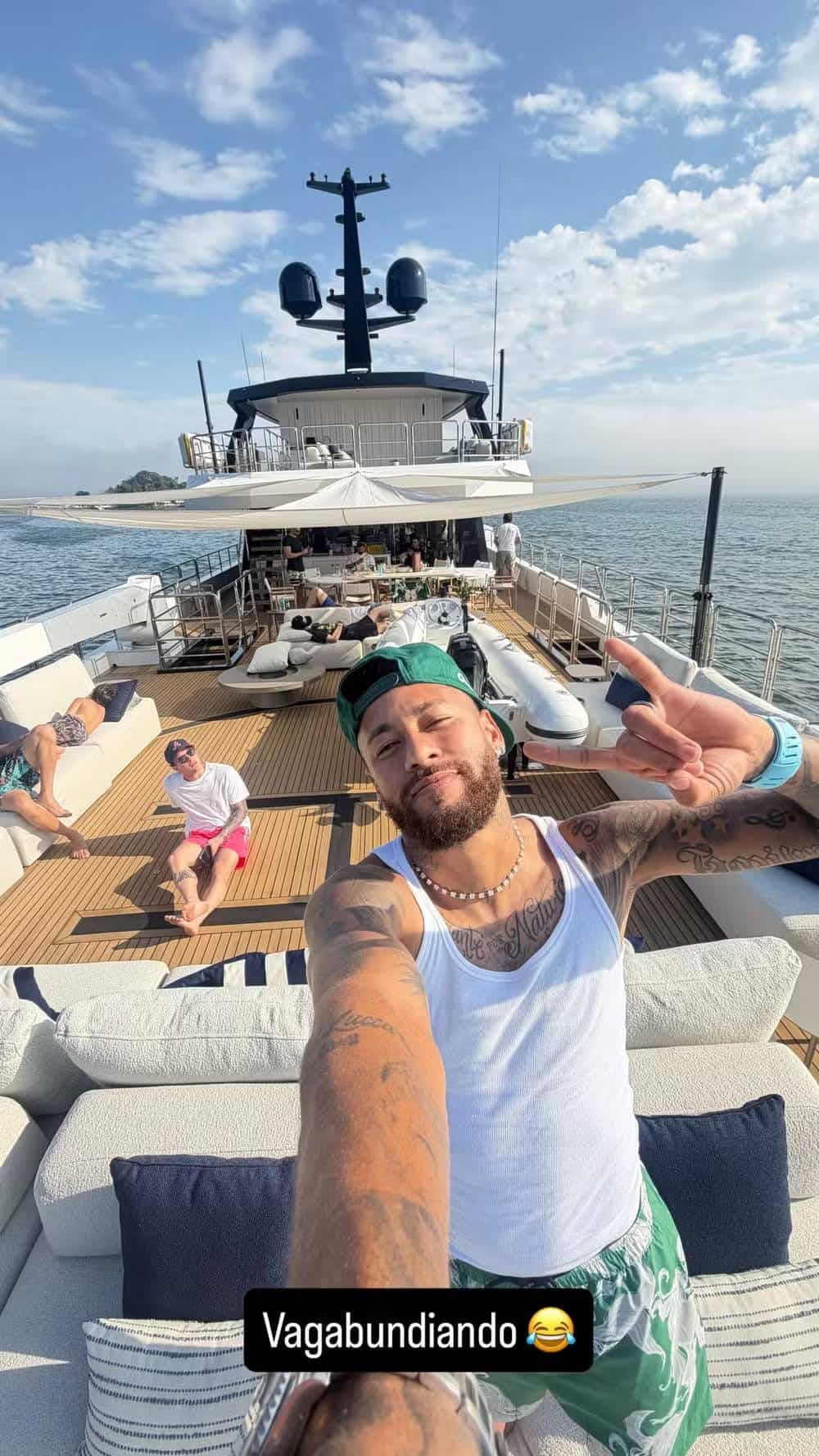 Neymar usou as redes sociais nesta quarta-feira (5), e publicou um baú de fotos descontraído com a família após a repercussão da polêmica contra o Remo, após a classificação do Santos na Copa do Brasil. (Foto: Instagram)