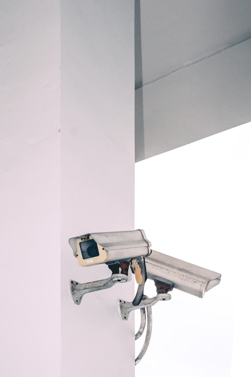 Dispositivo encontrado no quarto surpreende hóspedes durante estadia (Créditos: Unsplash)