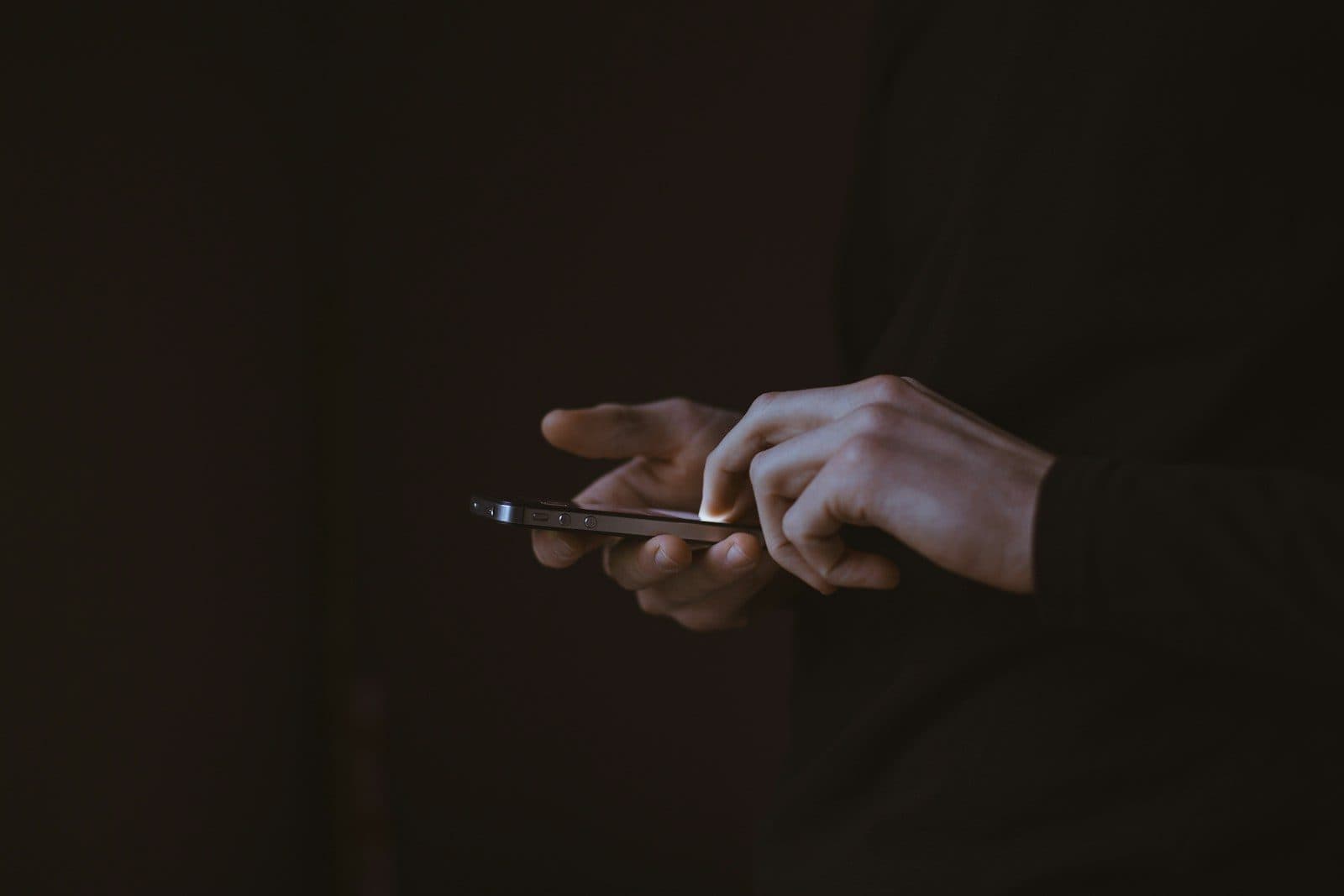 Pagamentos digitais ganham espaço em viagens internacionais. (Créditos: Unsplash / Gilles Lambert)