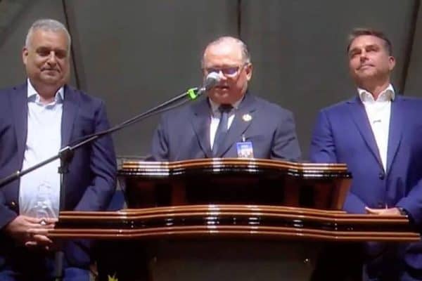 Pastores oram por Flávio Bolsonaro e pedem que Brasil seja “liberto das garras de Satanás”