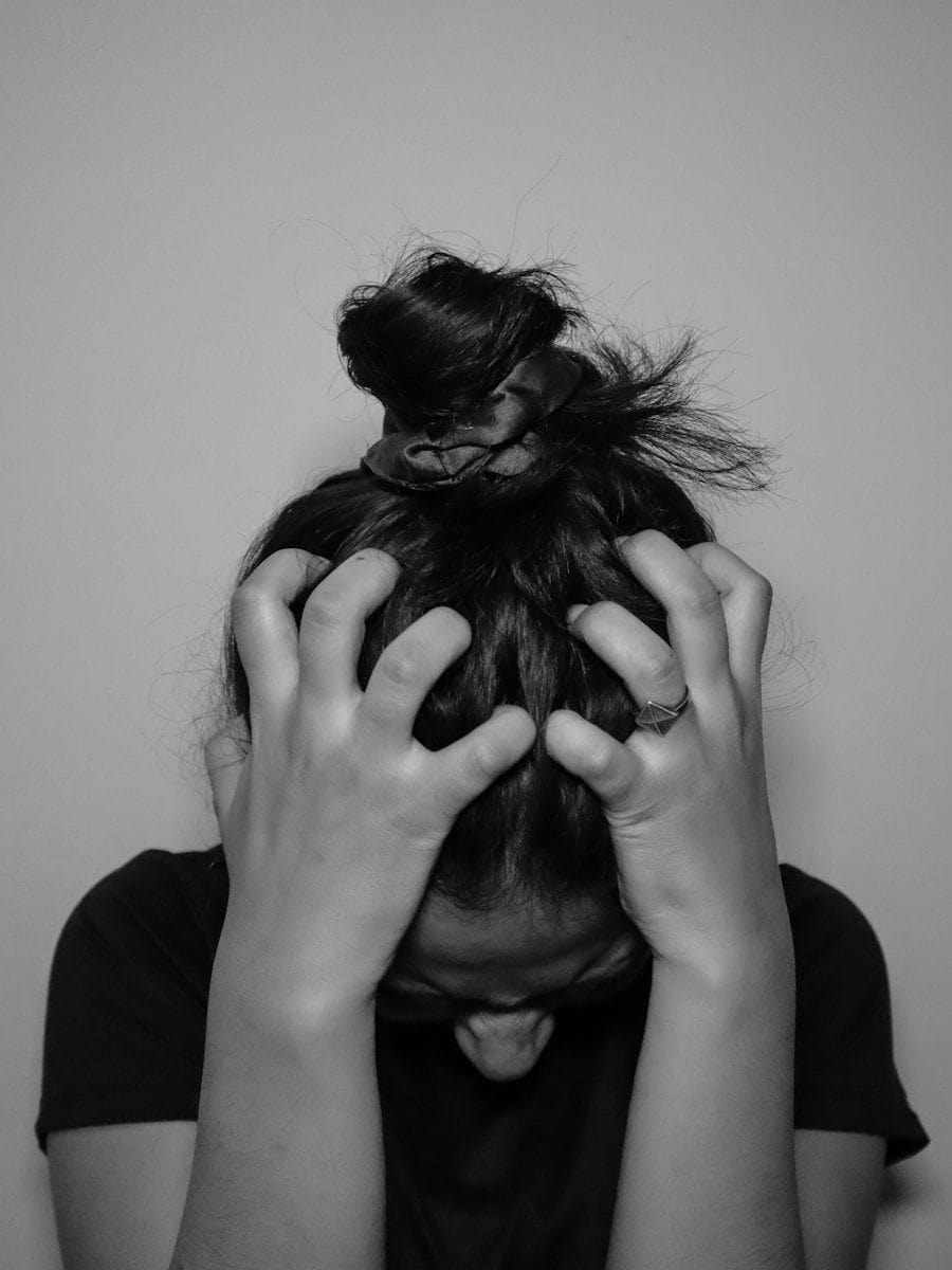 Práticas de atenção plena podem contribuir para controlar pensamentos acelerados (Créditos: Unsplash / Simran Sood)