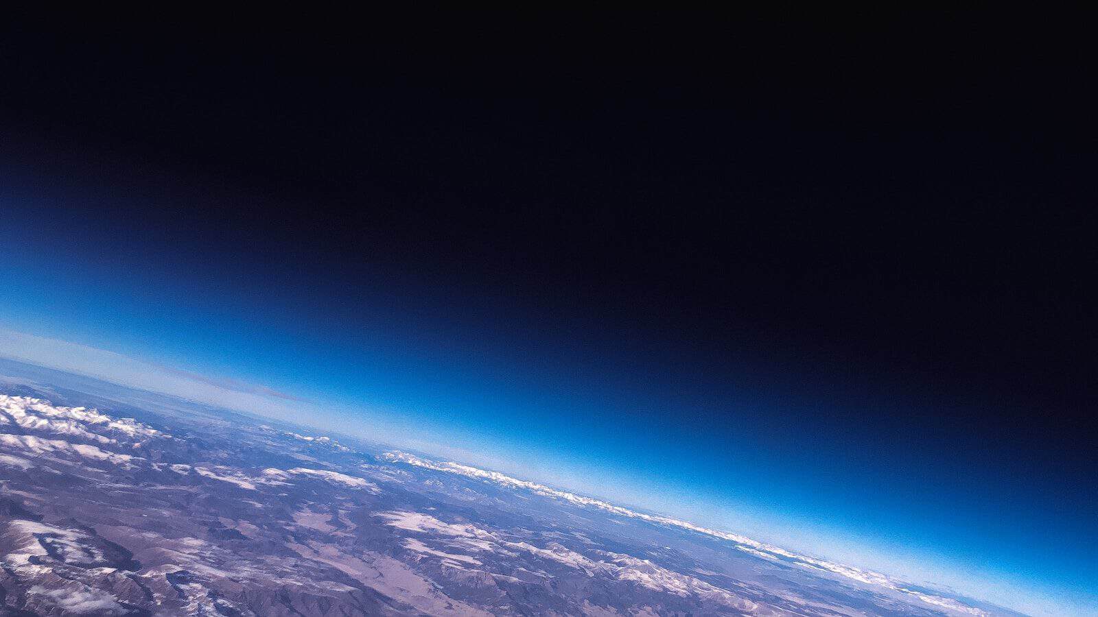 Campo magnético da Terra apresenta uma grande área de enfraquecimento sobre o Atlântico Sul (Créditos: NASA)