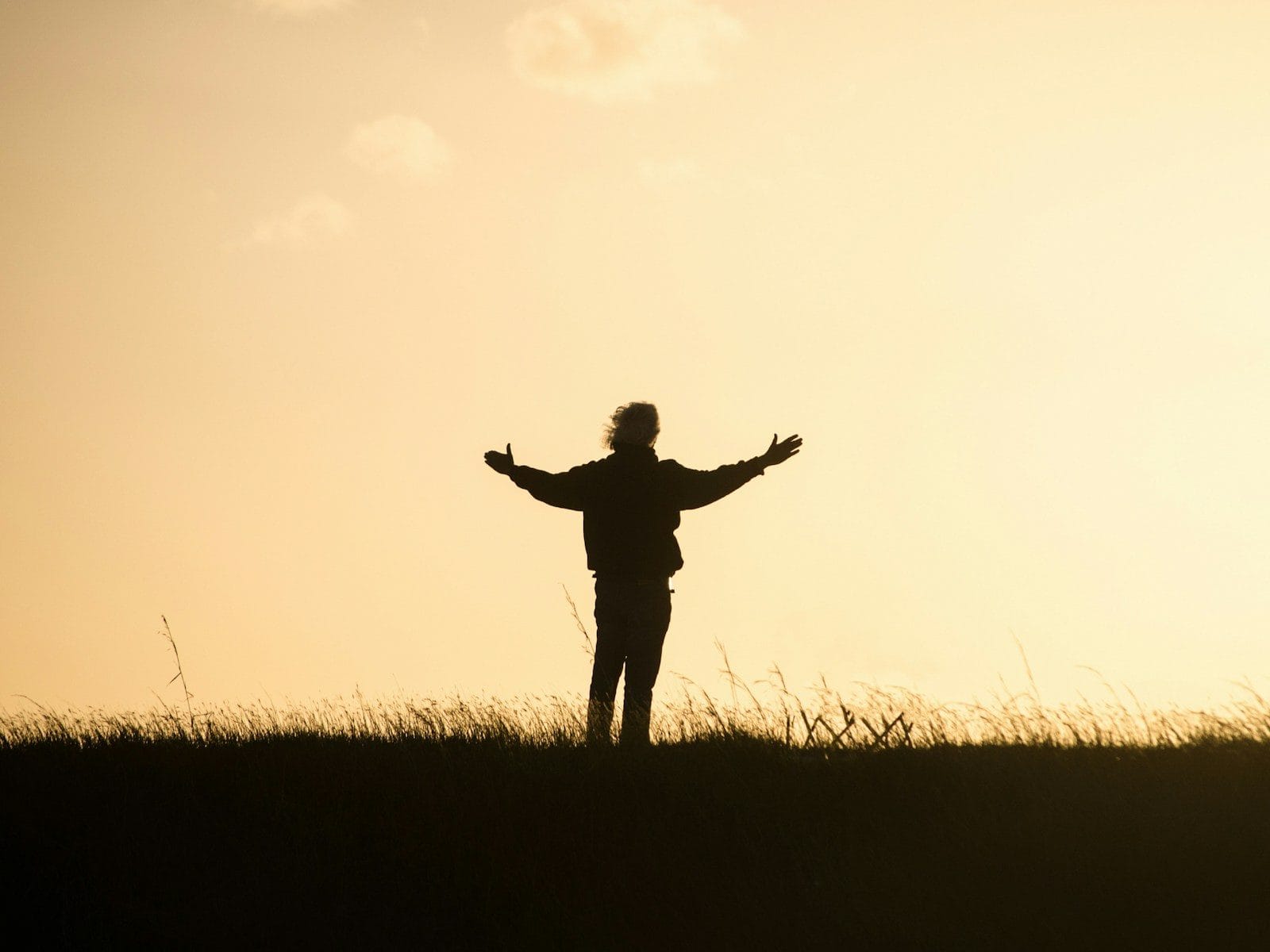 Estudos relacionam a gratidão a diferentes aspectos do bem-estar emocional (Créditos: Unsplash / Debby Hudson)